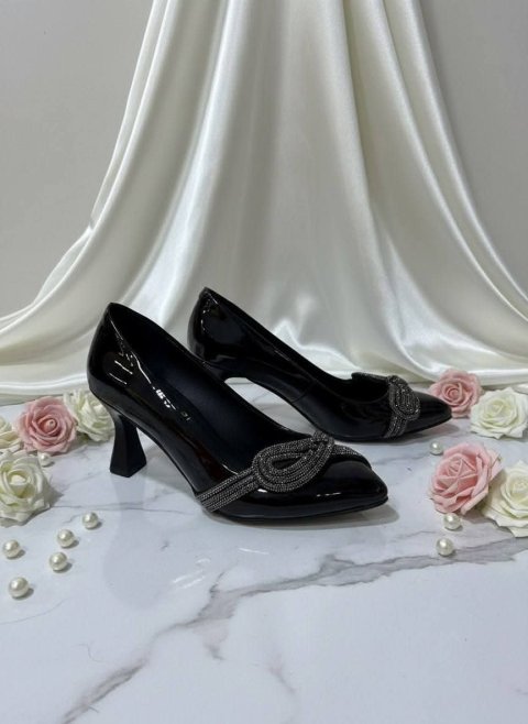 حذاء نسائي بكعب