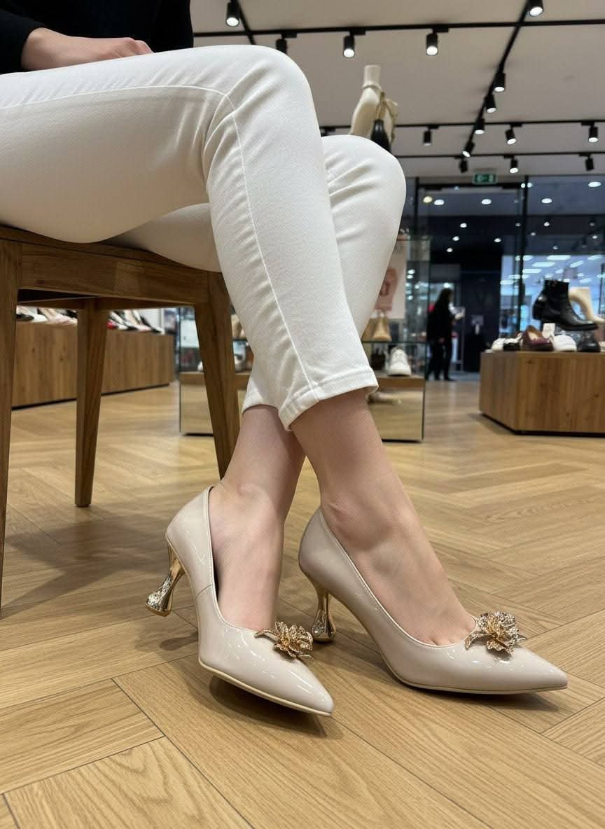 حذاء بكعب مميز