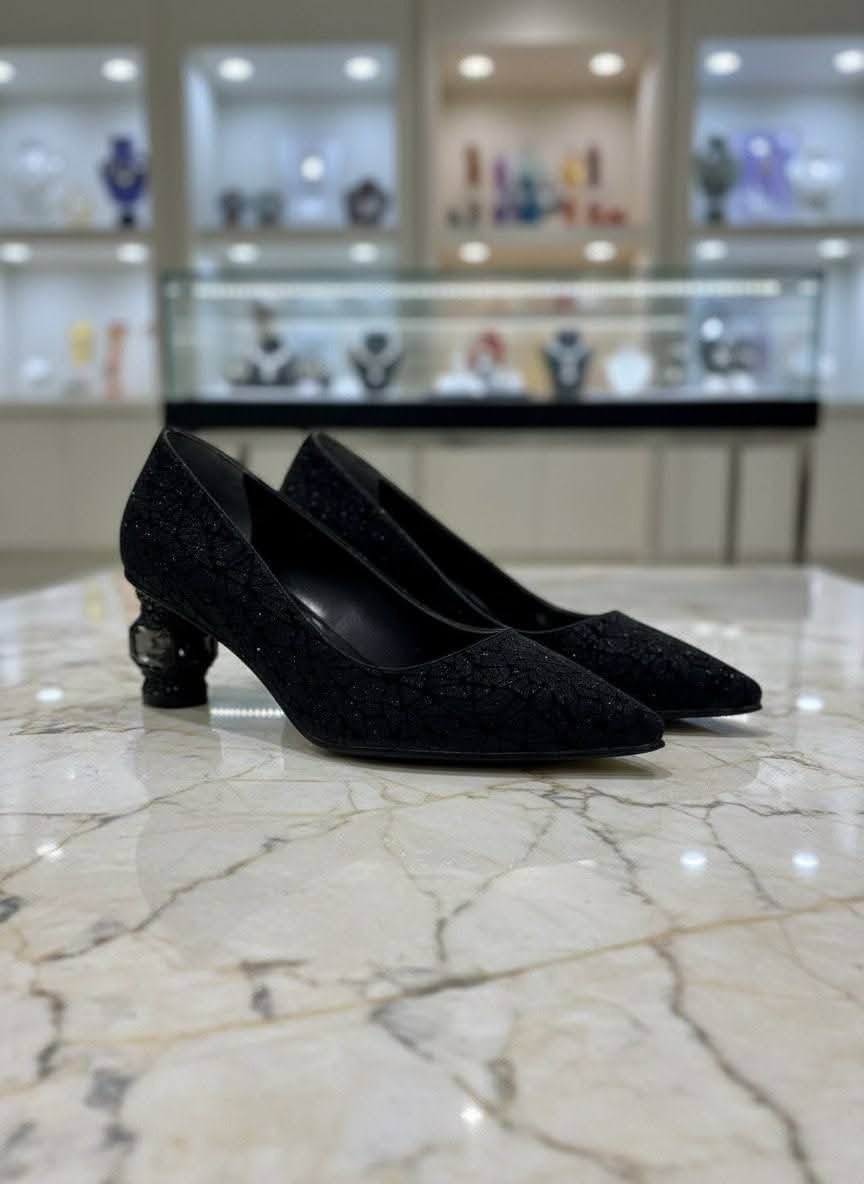 حذاء بكعب مميز