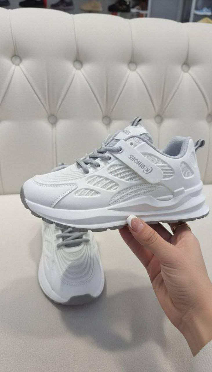 حذاء مستورد للصبايا بتصميم عصري