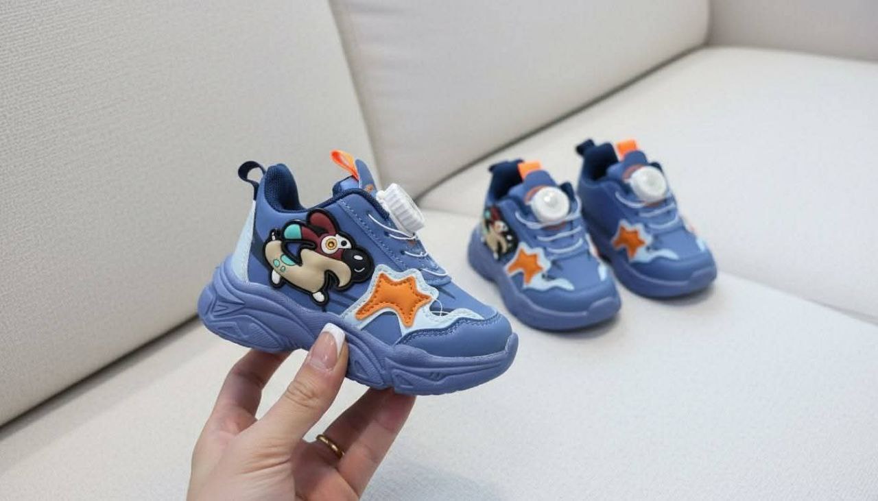 حذاء أطفال بتصميمات متنوعة