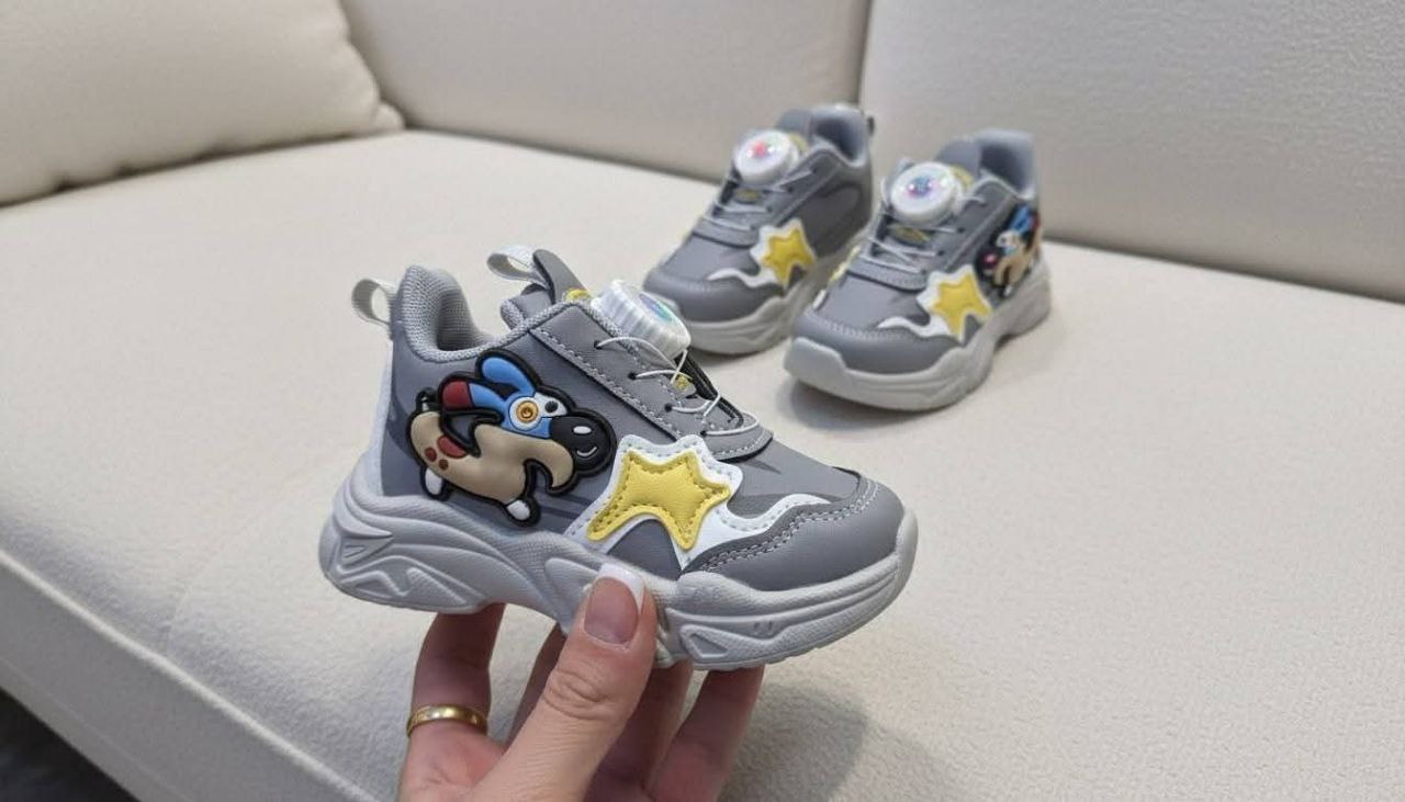 حذاء أطفال بتصميمات متنوعة