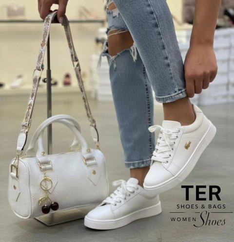 ا حذاء وحقيبة سبور