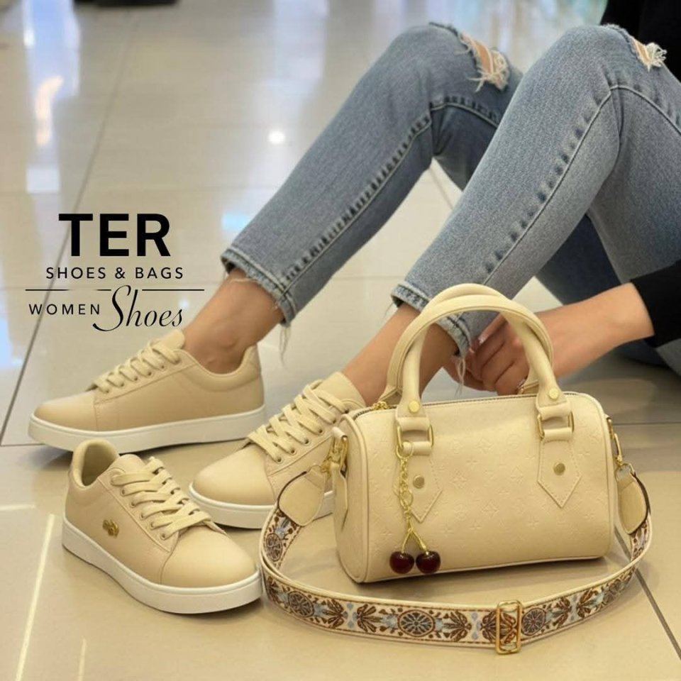 ا حذاء وحقيبة سبور