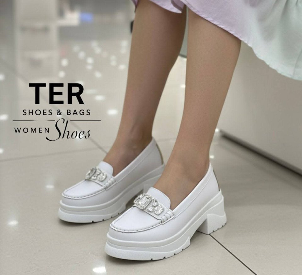 صندل نسائي مريح مع ستراسات