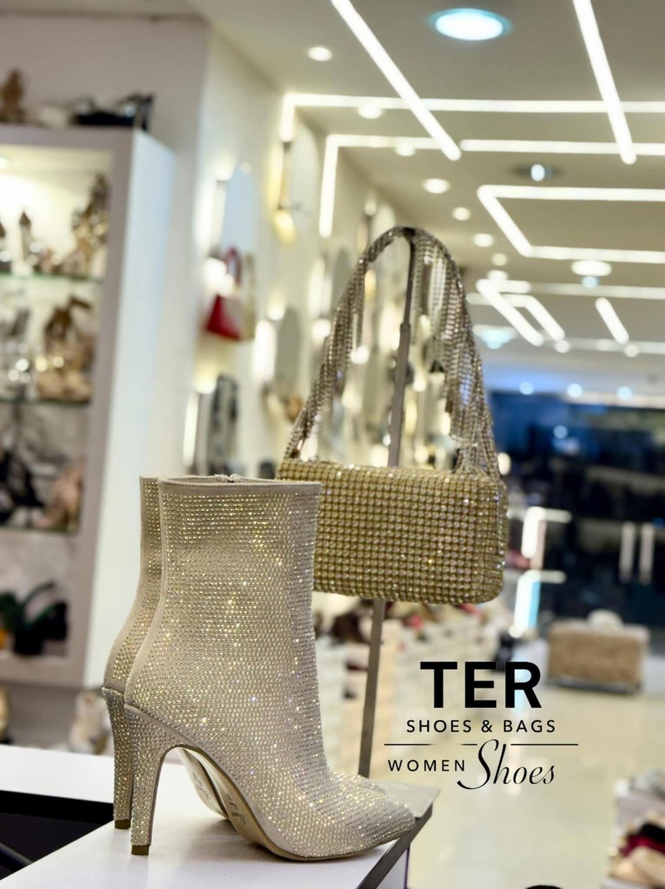 حذاء شتوي للصبايا بلمعة